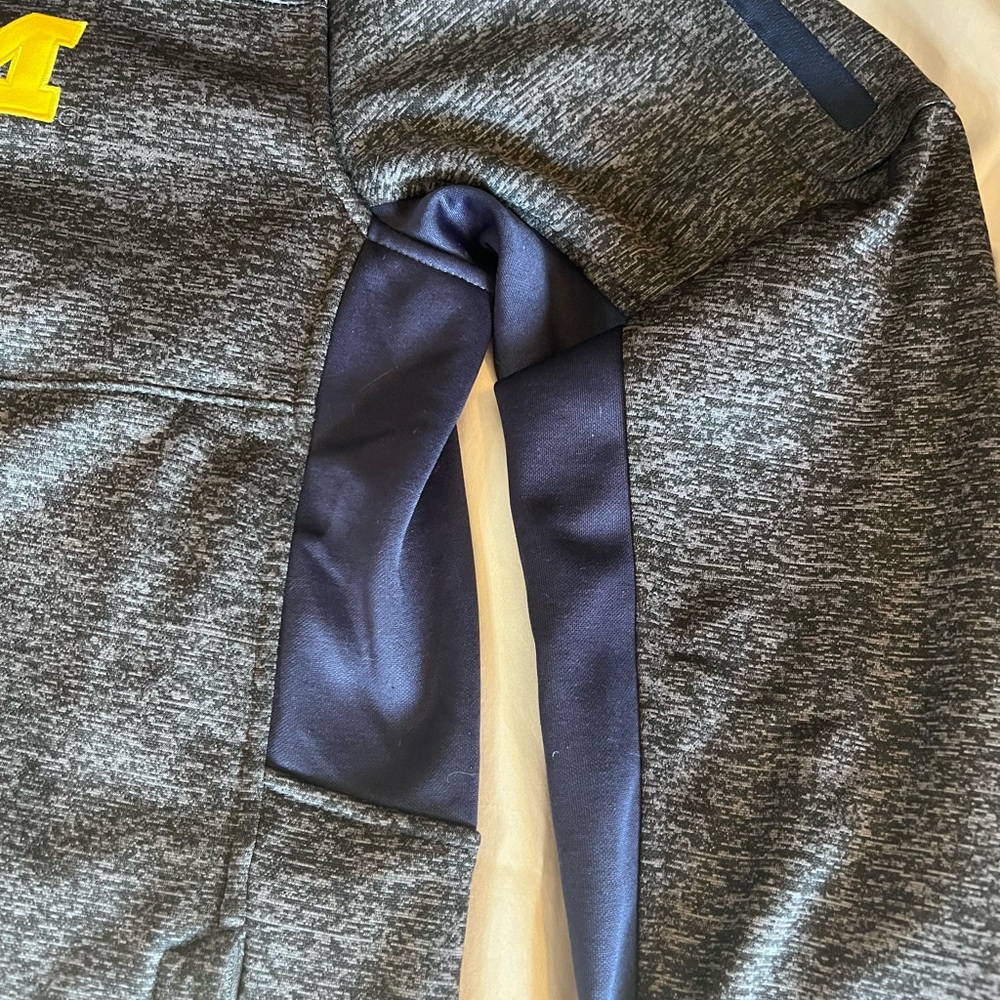 025: PreLoved Colosseum Heather Gray Jacket with Blue Accents U of M Size XL - Picture 3 of 8
